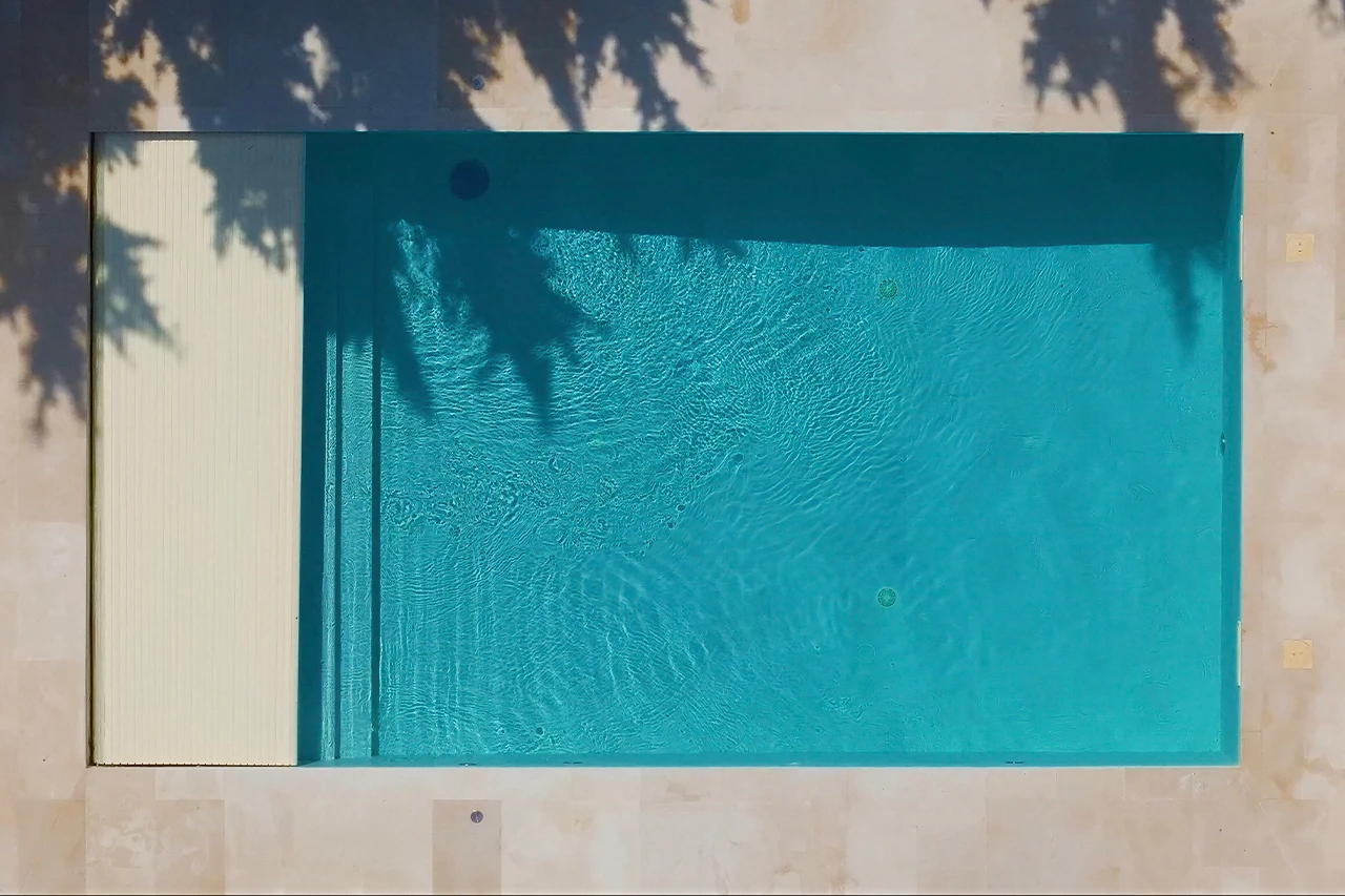 Piscina con cubierta automática en Port Verd