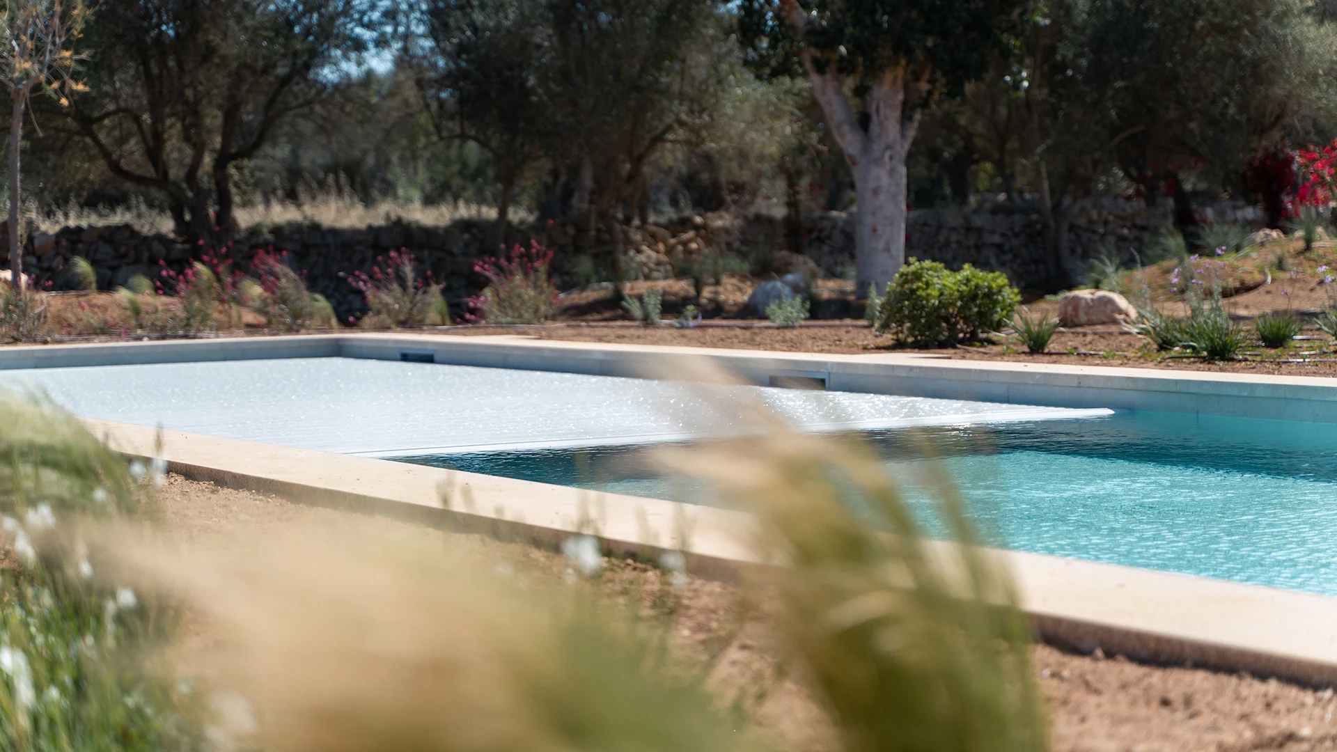 Pool covers for luxury pools in Mallorca: benefits, types and common mistakes
