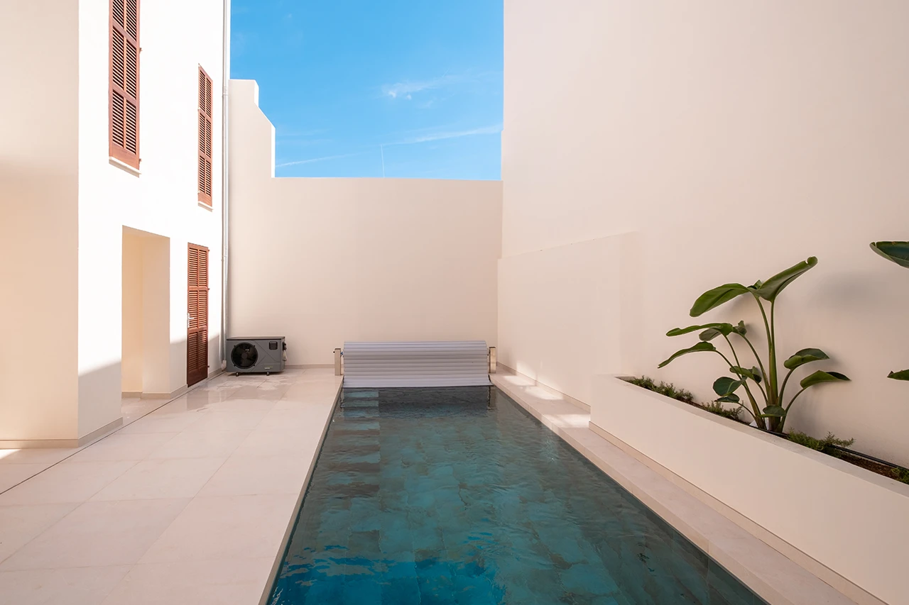 Piscina con cubierta automática en Capdepera